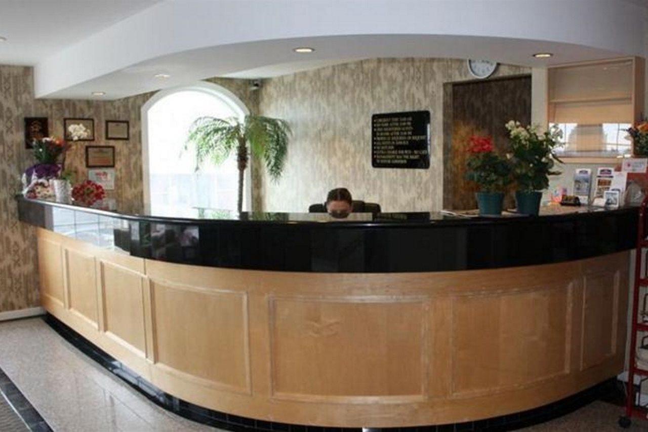 Canadas Best Value Inn Chinook Station Калгари Экстерьер фото